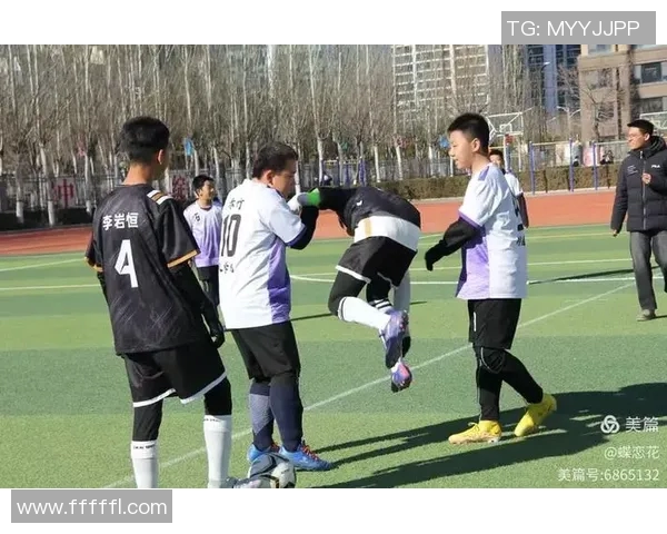 潮流兄弟与足球明星的完美结合展现青春活力与运动激情